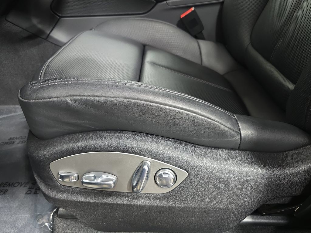 Certified 2026 Porsche Macan AWD/4WD image 23