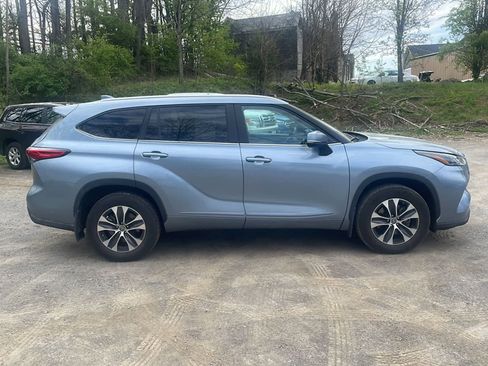 Used 2023 Toyota Highlander XLE AWD/4WD image 10