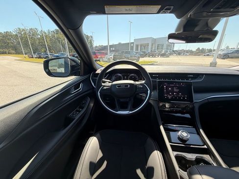 New 2025 Jeep Grand Cherokee Altitude image 13