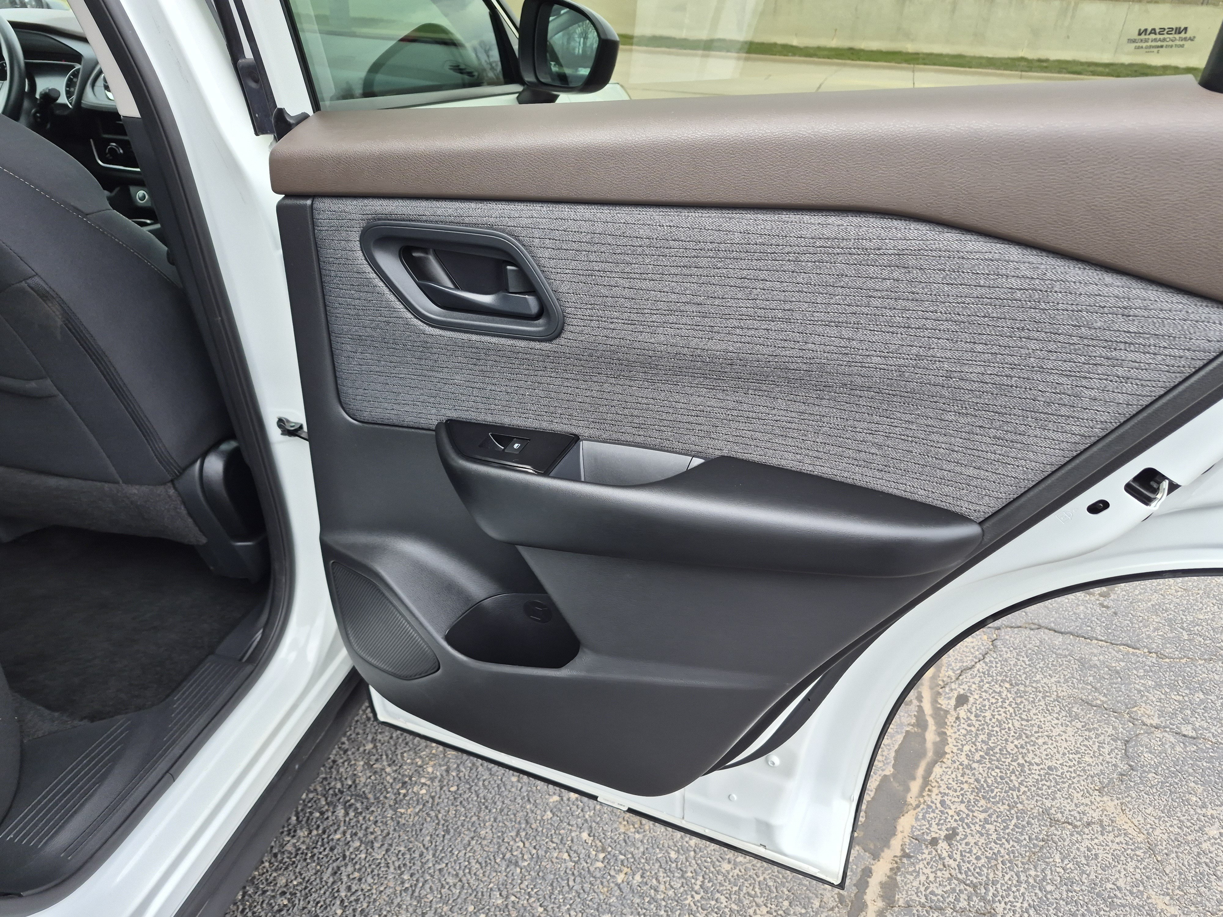 Used 2023 Nissan Rogue S AWD/4WD image 14
