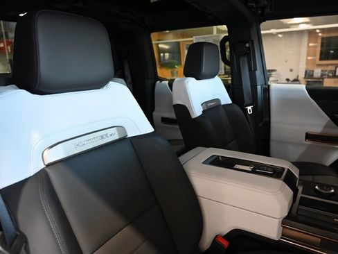 Used 2025 GMC Hummer EV 2X w/ LPO, Dark Essentials Package image 10