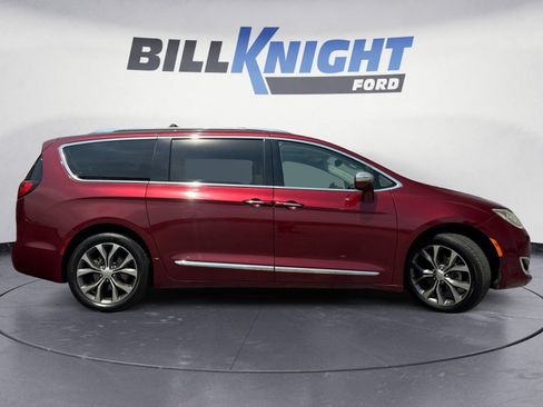 Used 2017 Chrysler Pacifica Limited w/ UConnect Theater Package FWD image 6