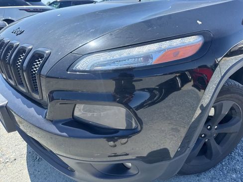 Used 2018 Jeep Cherokee Latitude w/ Altitude Package AWD/4WD image 9