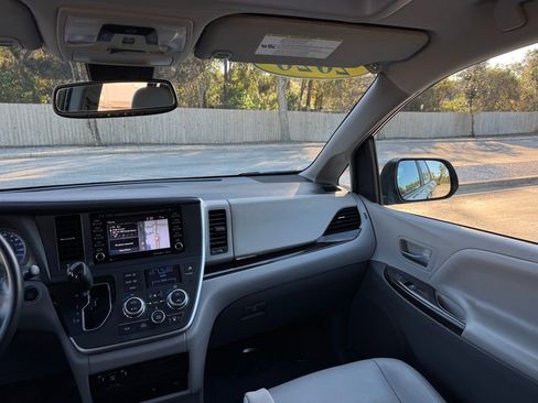 Used 2020 Toyota Sienna XLE Premium image 24