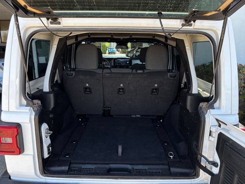 Used 2025 Jeep Wrangler Unlimited Sahara AWD/4WD image 30