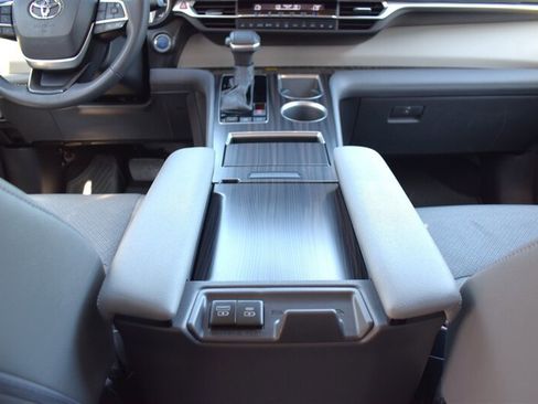 Used 2024 Toyota Sienna Limited AWD/4WD image 28