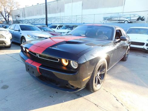 Used 2016 Dodge Challenger SXT image 1