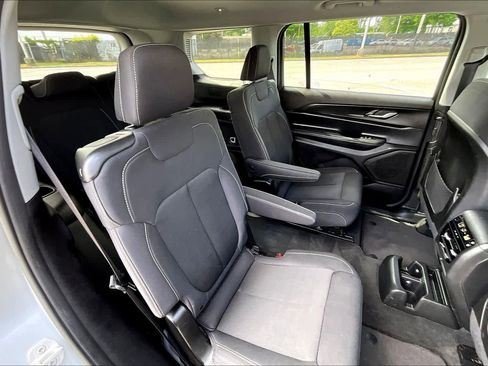 Used 2024 Jeep Grand Cherokee L Laredo image 20