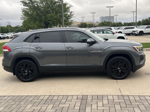 Used 2024 Volkswagen Atlas Cross Sport SE w/ Panoramic Sunroof Package image 11