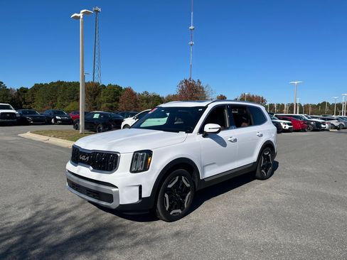 Used 2024 Kia Telluride EX w/ EX Captain's Chair Package image 13