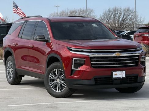 New 2026 Chevrolet Traverse LT image 2