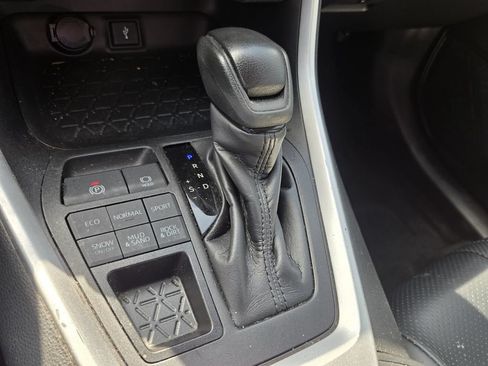 Used 2022 Toyota RAV4 LE AWD/4WD image 18
