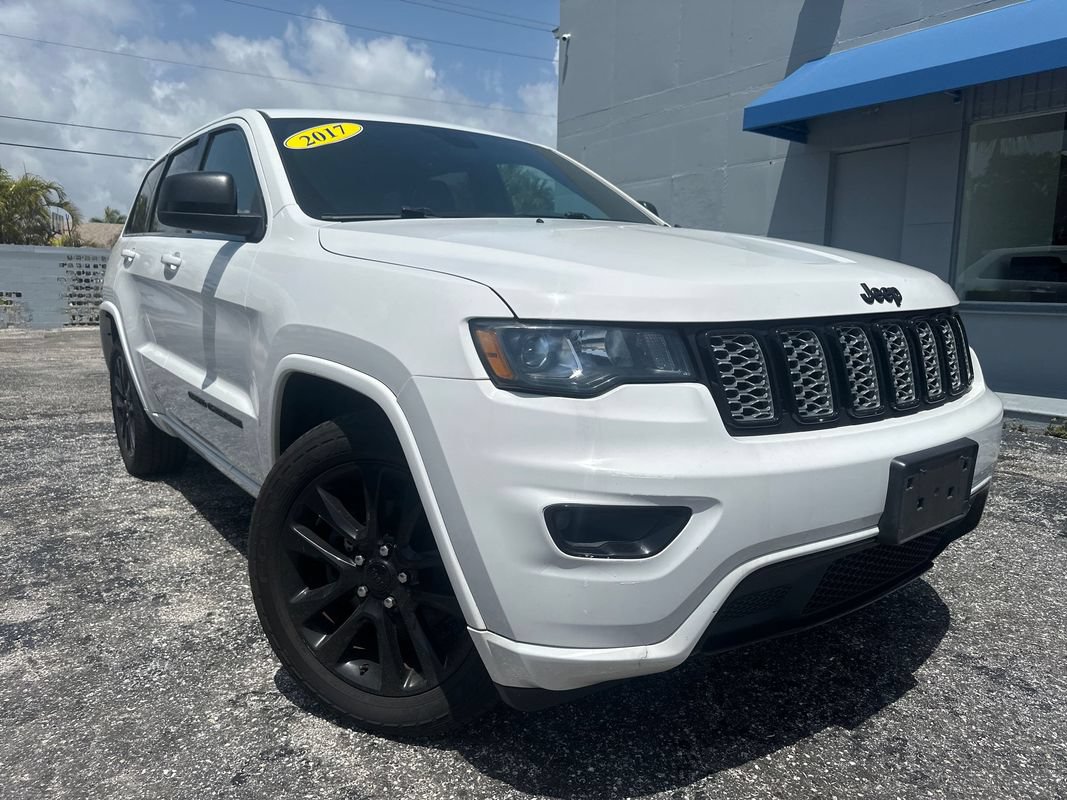 Used 2017 Jeep Grand Cherokee Altitude AWD/4WD image 3