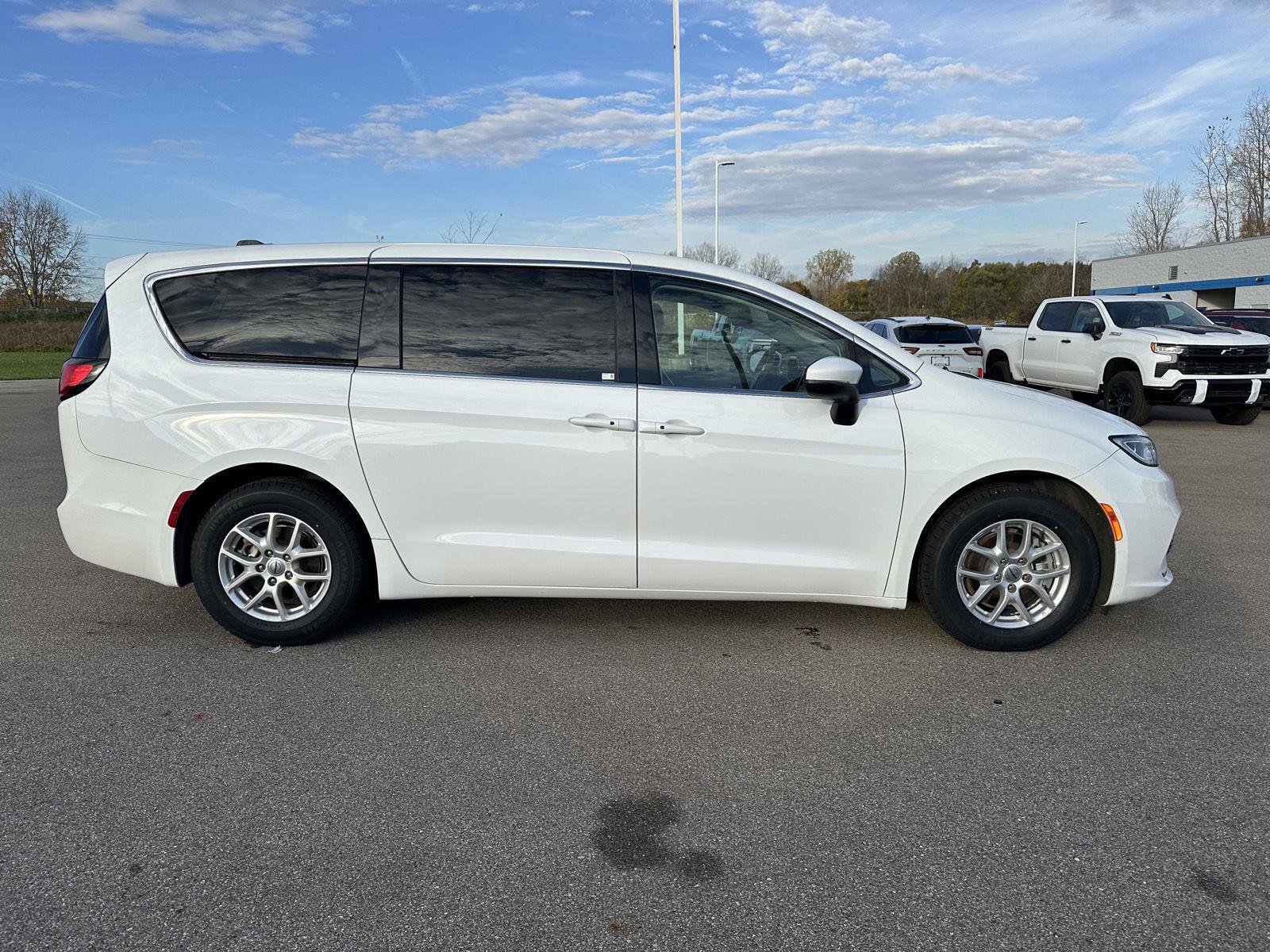 Used 2023 Chrysler Pacifica Touring-L FWD image 8