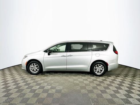 Certified 2024 Chrysler Pacifica Touring-L image 6