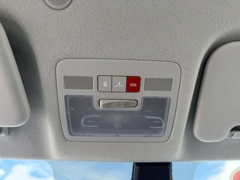 Used 2024 Hyundai Venue Limited FWD image 22