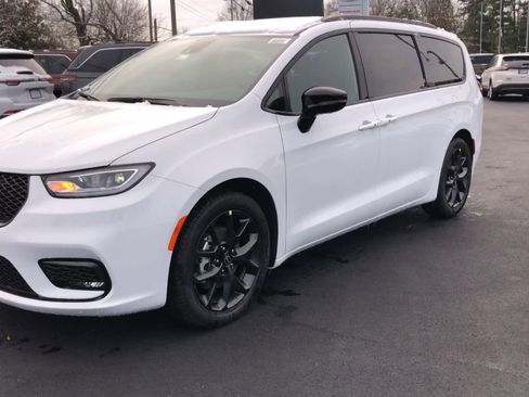 New 2026 Chrysler Pacifica Select image 4