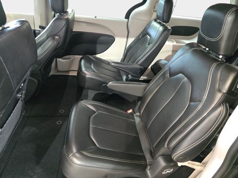 Used 2023 Chrysler Pacifica Touring-L FWD image 11
