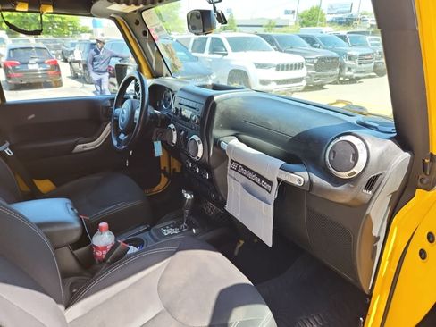 Used 2015 Jeep Wrangler Unlimited Sahara w/ Connectivity Group AWD/4WD image 17