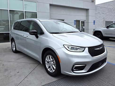 Certified 2024 Chrysler Pacifica Touring-L image 6