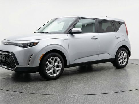 Used 2025 Kia Soul LX w/ LX Technology Package image 3