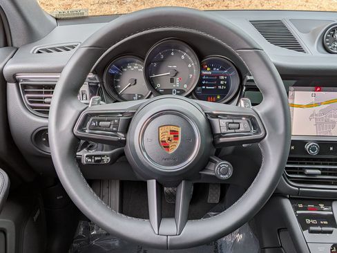 Certified 2026 Porsche Macan AWD/4WD image 8