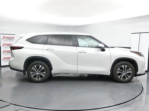 Used 2024 Toyota Highlander XLE AWD/4WD image 9