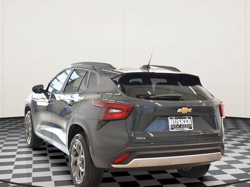 Used 2025 Chevrolet Trax LT FWD image 10