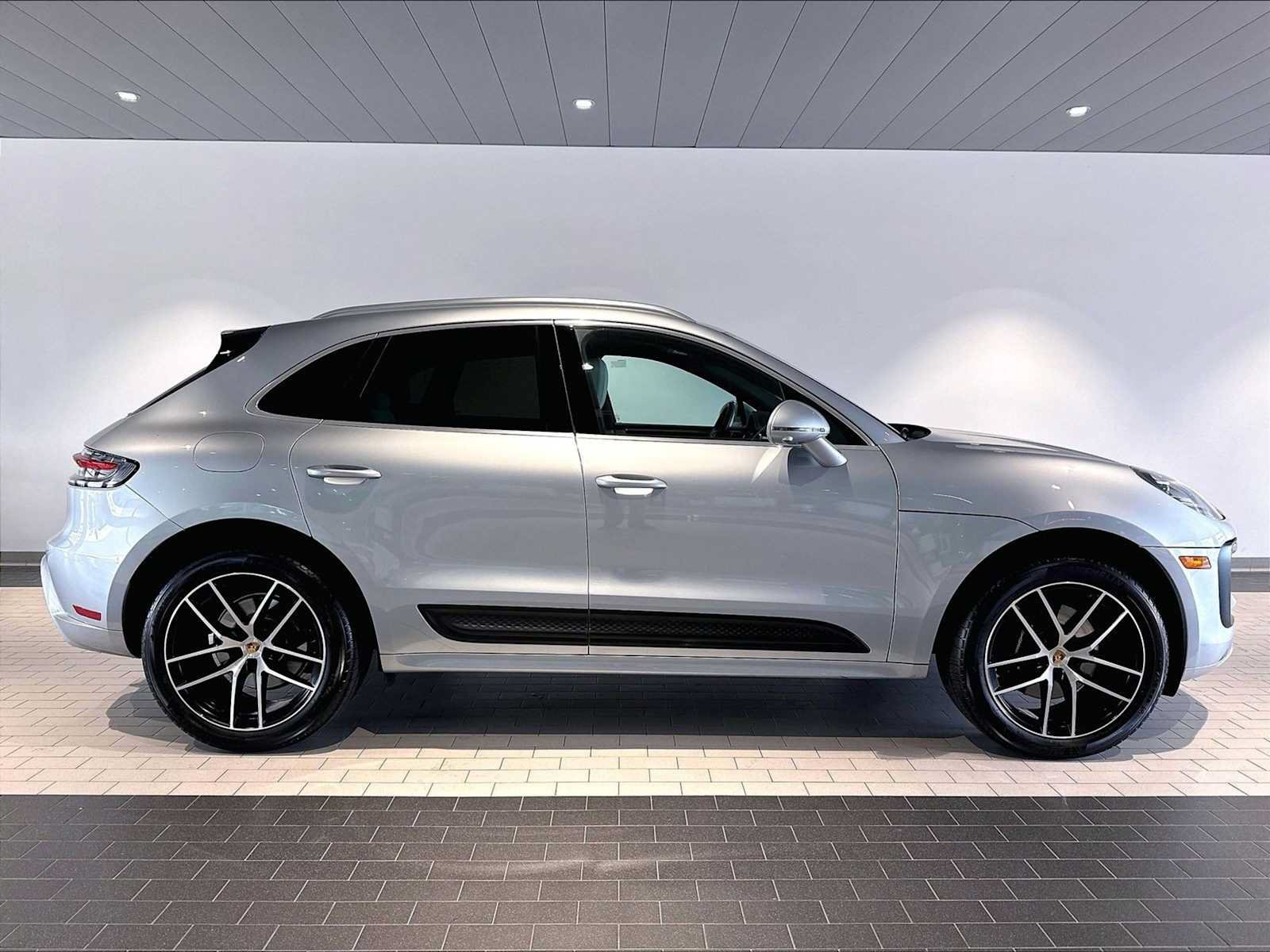 Used 2026 Porsche Macan AWD/4WD image 12