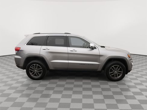 Used 2018 Jeep Grand Cherokee Limited image 25