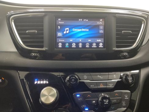 Used 2020 Chrysler Pacifica Touring w/ S Appearance Package FWD image 25