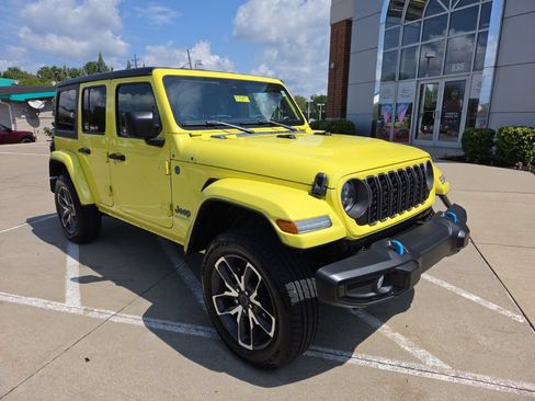 Used 2024 Jeep Wrangler Unlimited w/ Convenience Group AWD/4WD image 3