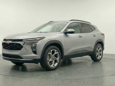 Used 2025 Chevrolet Trax LT FWD image 3