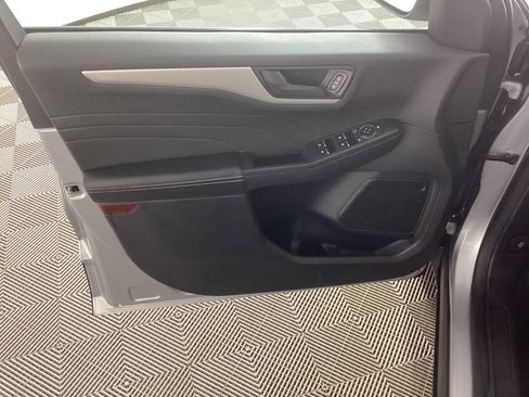 Used 2022 Ford Escape SE w/ SE Sport Appearance Package image 16