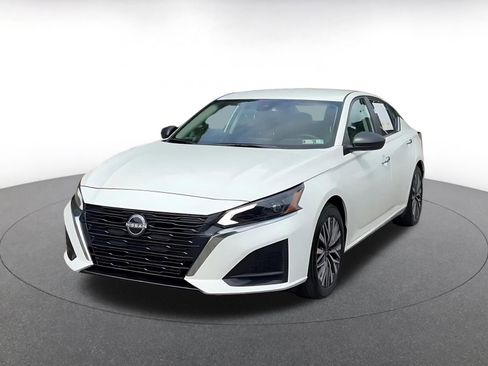 Used 2025 Nissan Altima 2.5 SV FWD image 7