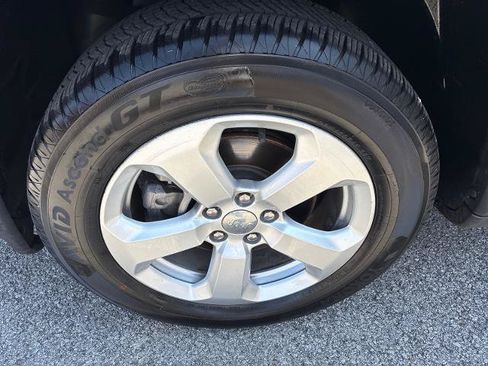 Used 2018 Jeep Compass Latitude w/ Popular Equipment Group FWD image 5