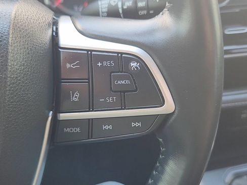 Used 2022 Toyota Highlander LE AWD/4WD image 12