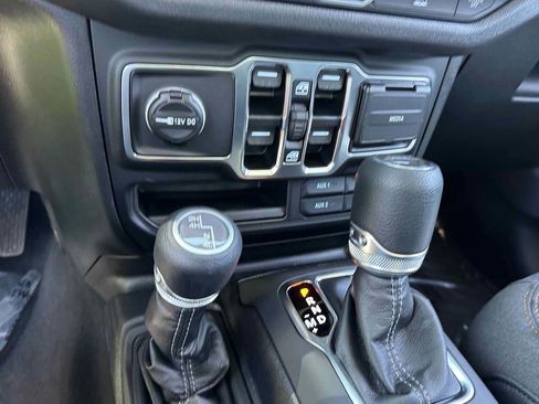 New 2025 Jeep Gladiator Sport image 17