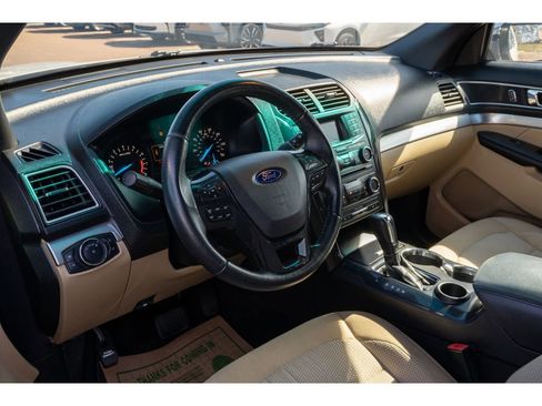 Used 2017 Ford Explorer XLT image 9