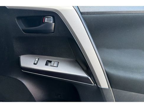 Used 2018 Toyota RAV4 LE w/ All Weather Liner Package FWD image 19