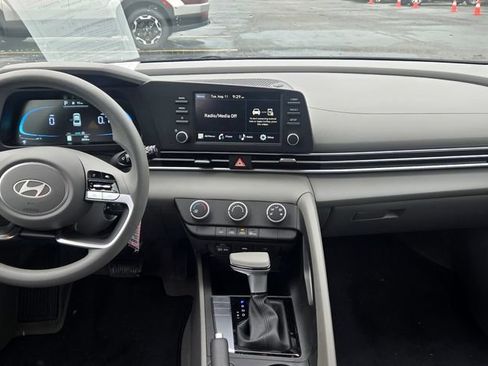 Certified 2025 Hyundai Elantra SE FWD image 12