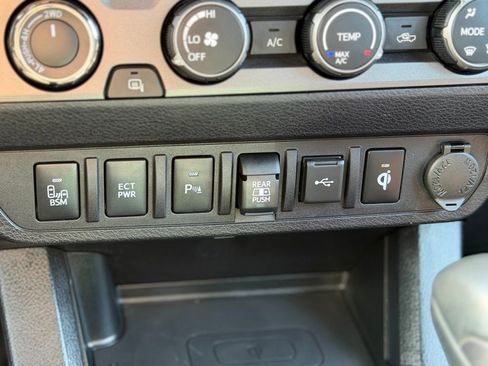 Used 2020 Toyota Tacoma TRD Off-Road w/ Technology Package image 14