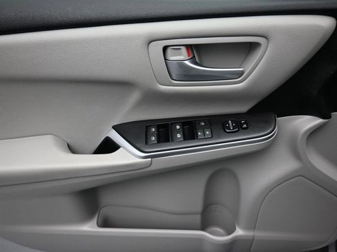 Used 2017 Toyota Camry LE image 10