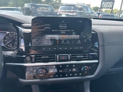 Used 2025 Nissan Pathfinder SL AWD/4WD image 12