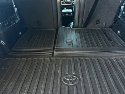 Used 2018 Toyota Highlander SE FWD image 18