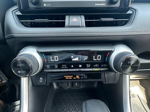 Used 2020 Toyota RAV4 LE AWD/4WD image 16