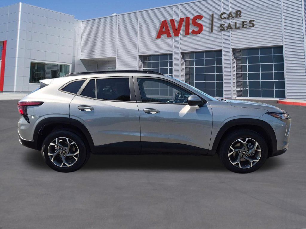 Used 2025 Chevrolet Trax LT w/ LT Convenience Package FWD image 4