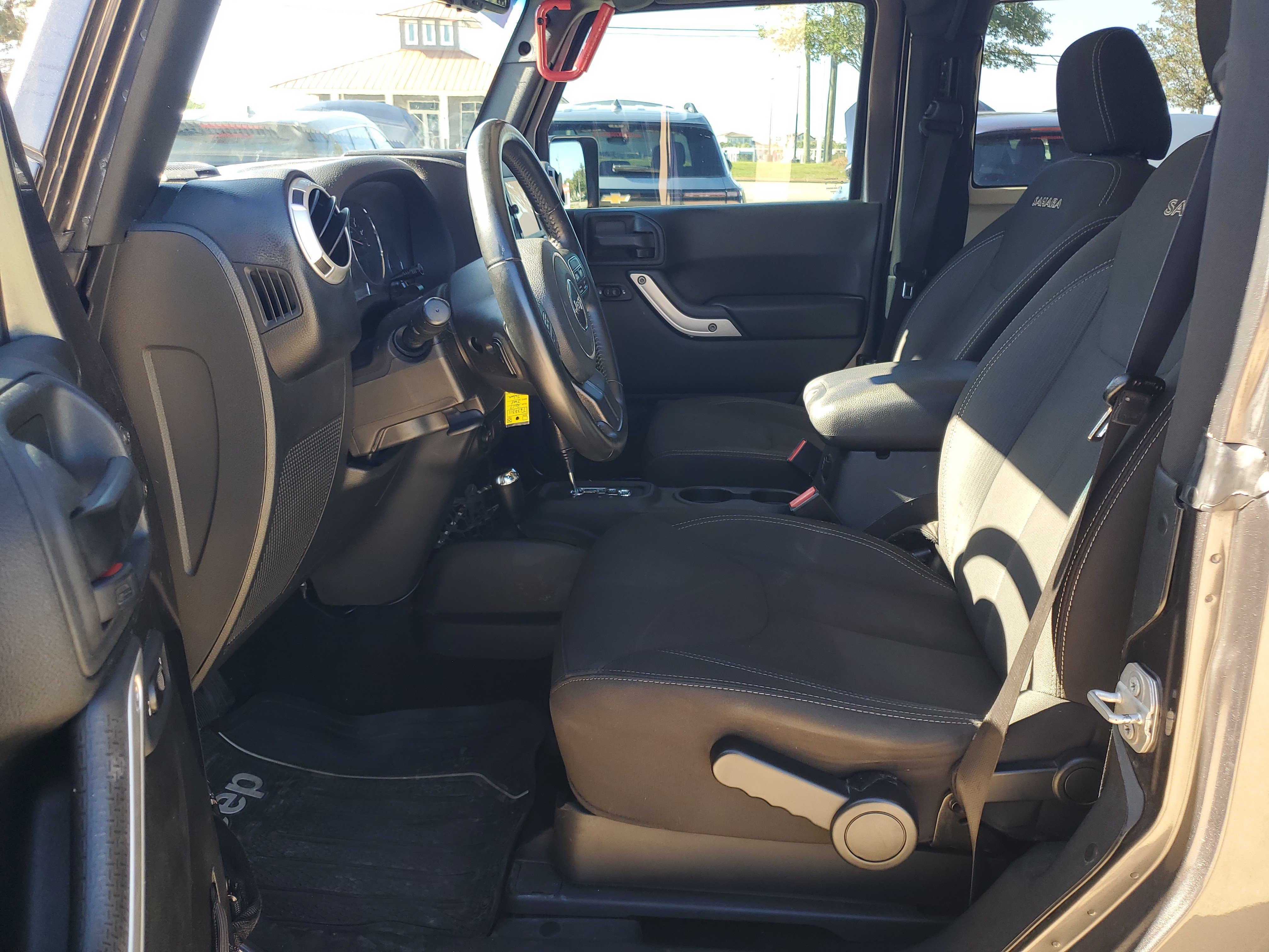 Used 2017 Jeep Wrangler Sahara w/ Connectivity Group AWD/4WD image 4