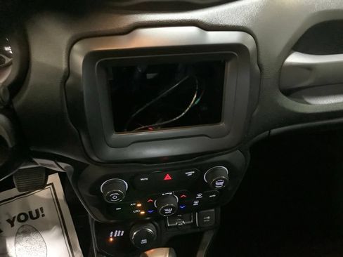 Certified 2020 Jeep Renegade Latitude w/ Cold Weather Group AWD/4WD image 29