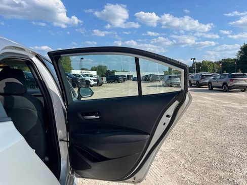 Used 2021 Toyota Corolla LE w/ Carpet Mat Package (TMS) FWD image 31